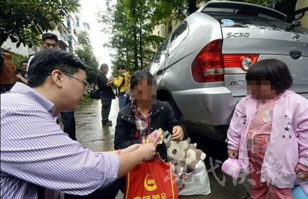 最心酸兒童節禮物 母親偷雞腿給女兒引發情感共鳴(組圖)