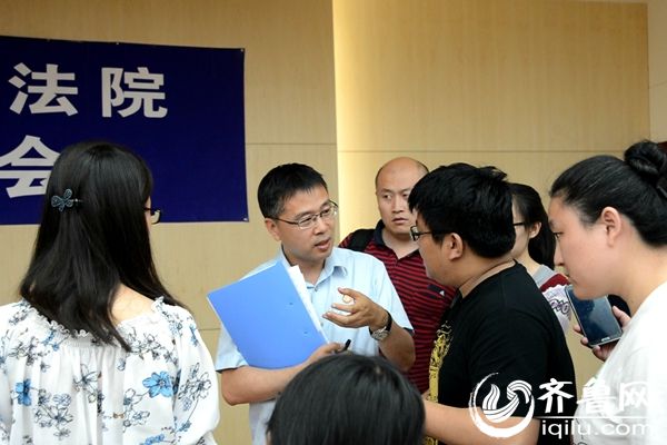 山東省高級人民法院環境資源審判庭庭長李軍接受記者採訪