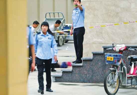 郑州女子疑似坠楼身亡 记者警戒线外采访遭民警抢夺相机