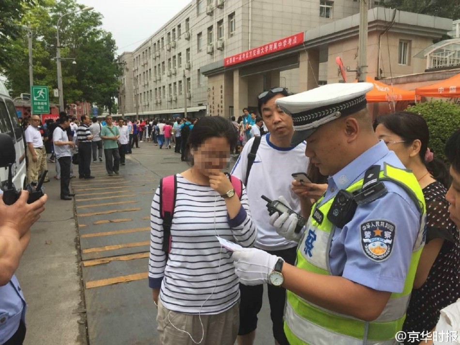 小迷糊！考生走錯考場 交警開車講送達（組圖）