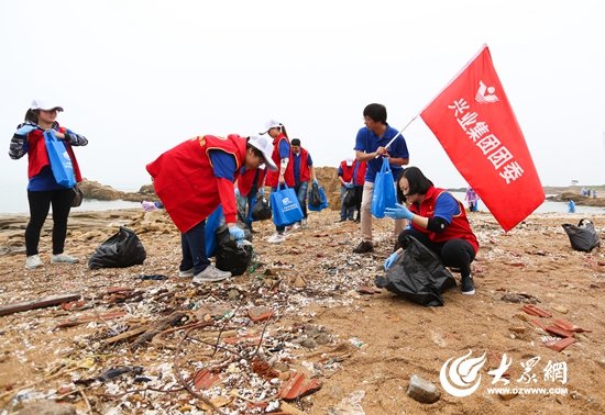 世界海洋日宣传活动启动 日照志愿者清理海滩垃圾(组图)