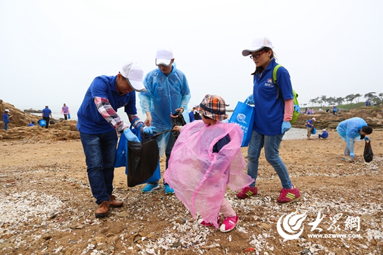 世界海洋日宣傳活動啟動 日照志願者清理海灘垃圾(組圖)