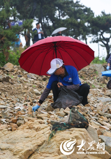 世界海洋日宣传活动启动 日照志愿者清理海滩垃圾(组图)