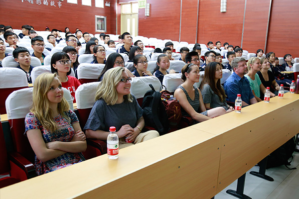 潍坊实验中学举办美国生活文化交流会