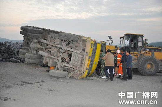 江西大貨車側翻 消防提醒：遇到大車保持車距（組圖）