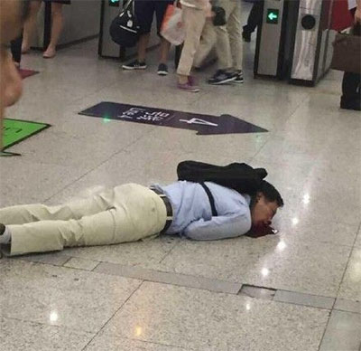 上海地铁男子突然摔倒 头朝地大量出血原因不