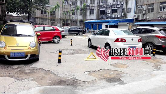 臨沂小區業主上演搶車位 園林辦責令復原