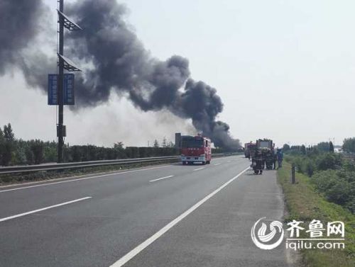 突發：濟青高速油罐車瀝青車相撞起火 消防緊急救援