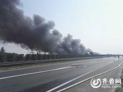 突發：濟青高速油罐車瀝青車相撞起火 消防緊急救援