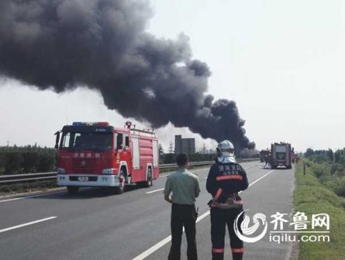 突發：濟青高速油罐車瀝青車相撞起火 消防緊急救援