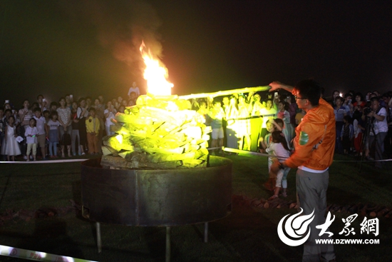 日照白鹭湾首届帐篷节 篝火晚会载歌载舞