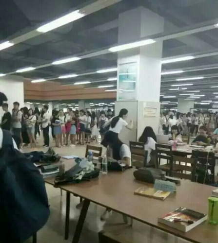 擠爆圖書館蹭空調 鄭州上千大學生擠碎報警器場面壯觀（組圖）