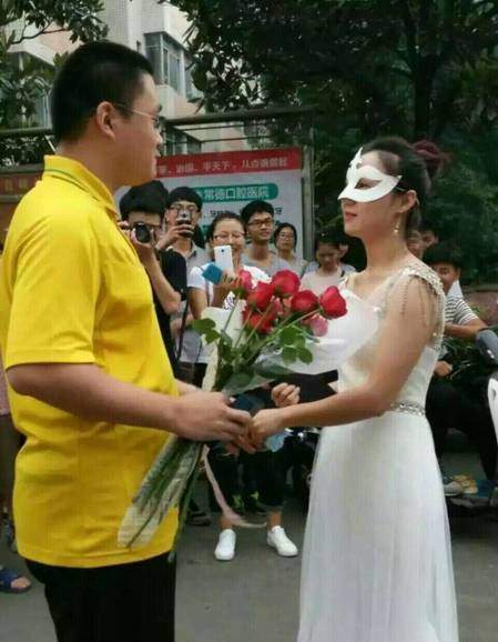 女老師求婚男同學 現場溫馨引眾人圍觀（組圖）