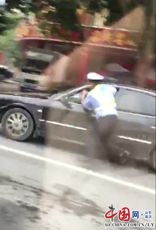 臨沂蘭陵一協警執勤中被拖行，肇事司機已被拘