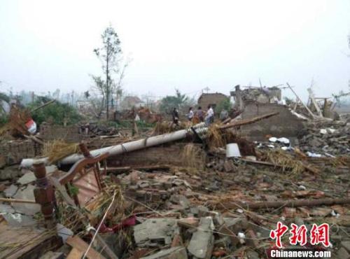 6月23日，江蘇省鹽城市阜寧縣突遭強冰雹、龍捲風雙重災害襲擊，圖為受災現場。 谷華 攝