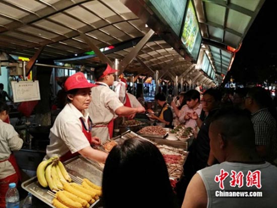 直擊北京東華門夜市最後一夜 攤位拆除現場火花四濺