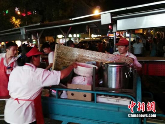 直擊北京東華門夜市最後一夜 攤位拆除現場火花四濺