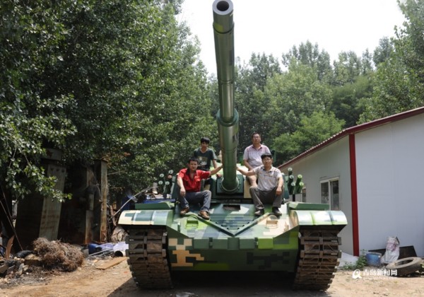 膠州農民自製倣真坦克 重達20噸操控自如