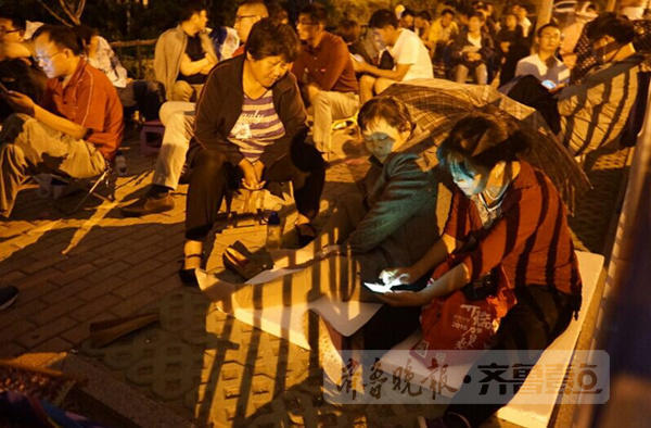 日照公立幼兒園百名家長連夜排隊稱就是下刀子也得排隊