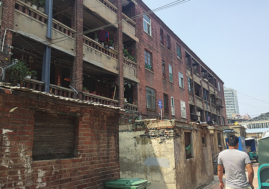 兩根鋼槽撐樓看著就擔心 濟南南營街50多歲老樓將翻修