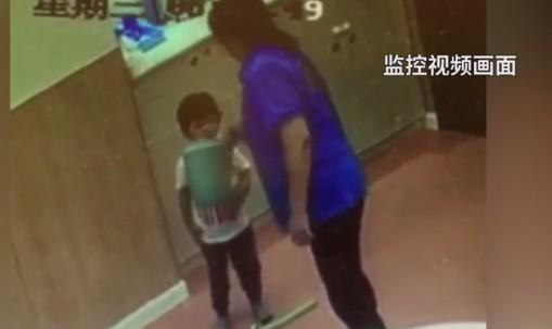 震惊!上海早教中心员工用垃圾桶给孩子擦嘴 (组图)