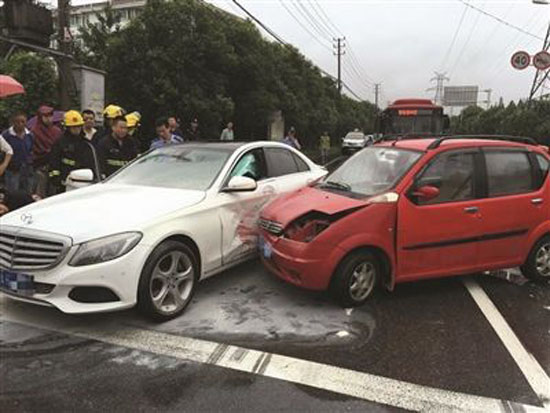 什麼仇什麼怨?小車追撞賓士車後連連致歉