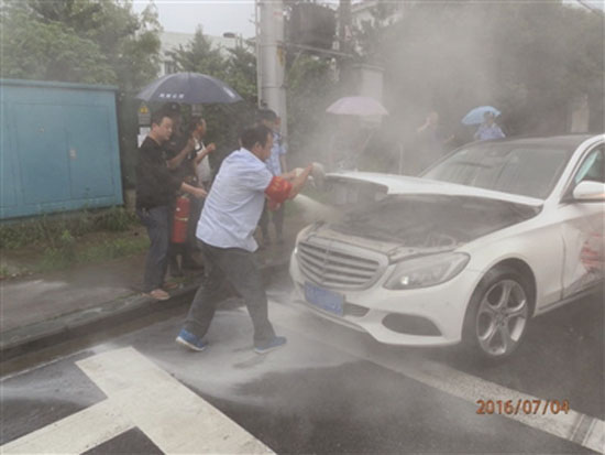 什麼仇什麼怨?小車追撞賓士車後連連致歉