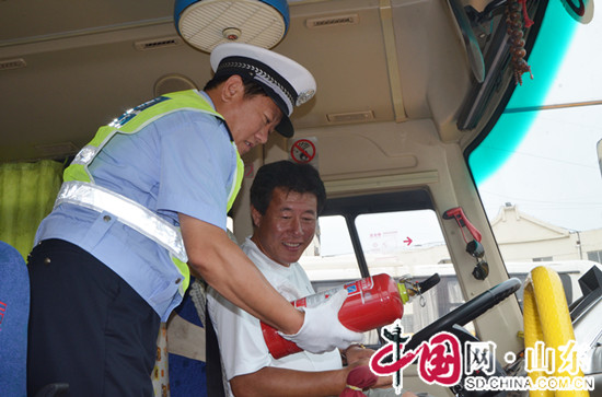 濱州：陽信交警暑假前夕開展校車突擊檢查行動