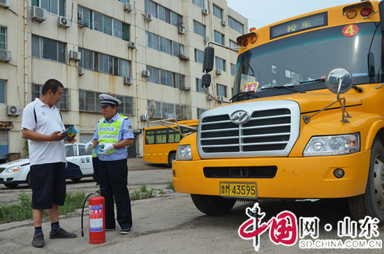 濱州：陽信交警暑假前夕開展校車突擊檢查行動