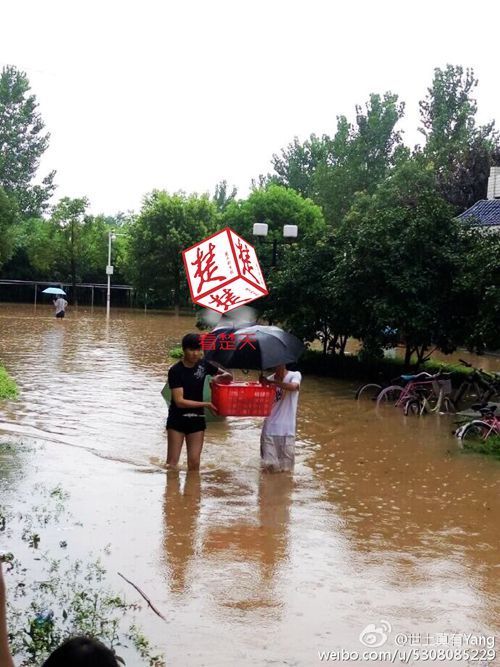 武漢發生特大洪水 暴雨中男生集體為女生送飯（組圖）