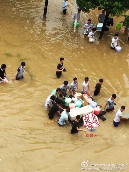 武漢發生特大洪水 暴雨中男生集體為女生送飯（組圖）