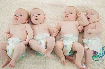 同卵四胞胎降生 母亲怀孕29周住进医院（组图）