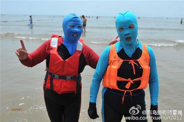 青島“臉基尼”大媽在海水浴場重出江湖“全副武裝”，這一特色服飾最大的妙用除防曬外更防止游泳時被海蜇蜇傷，起到了安全防護作用。