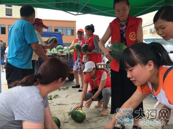 老教師賣瓜救孫女 市民買瓜不問價（組圖）