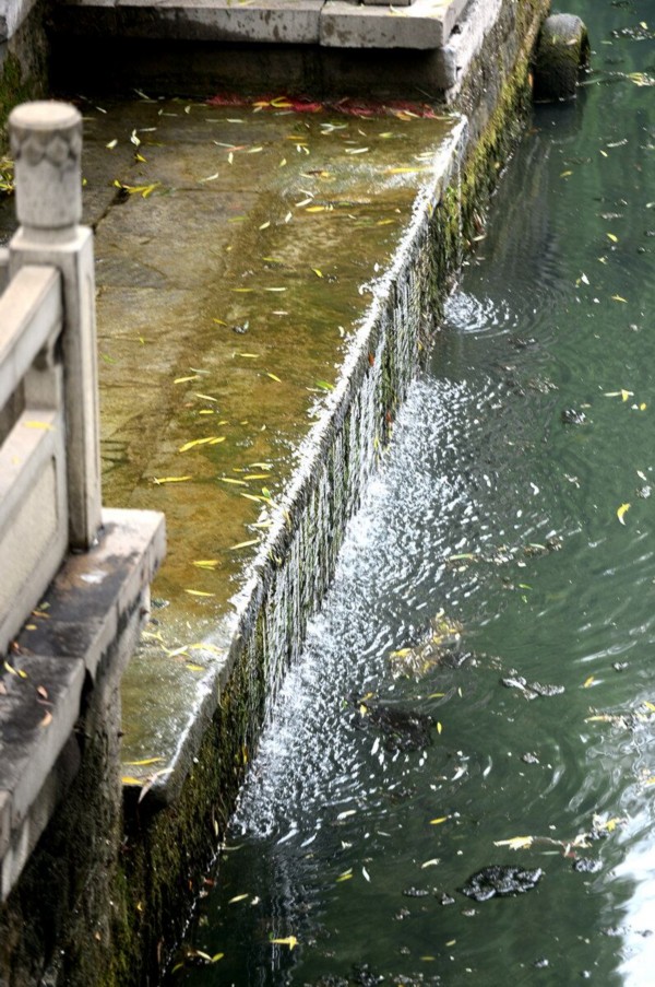 濟南降雨補源地下水位上漲 琵琶泉再現“珠簾瀑布”美景