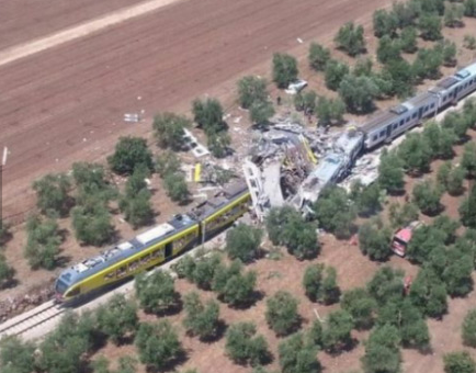 现场直击:意大利两高速火车对撞 车厢完全倒塌
