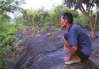 糞便泥石流淹半山 什麼仇什麼怨