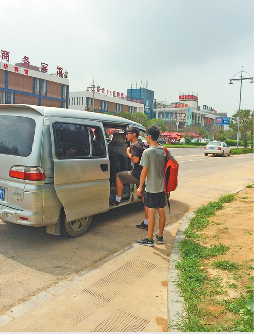 記者暗訪體驗長清大學城“黑出租”：蜷著腿在車裏晃