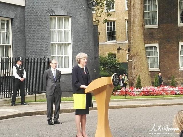 7月13日，特丽莎·梅在觐见女王后回到唐宁街10号，首次以英国首相的身份发表演讲。(王一三杨波白天行)