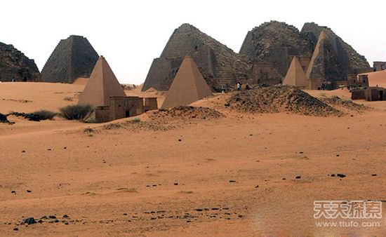  
大沙漠 
隐藏二百座古老 
苏丹 
金字塔 
遗迹 
