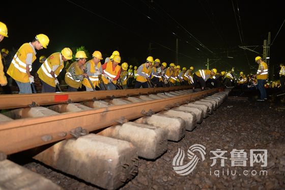 施工現場，千余名鐵路工作人員連續三個晝夜激戰