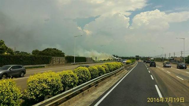 台灣桃園機場附近遊覽車撞上護欄起火 已有多人罹難(組圖)