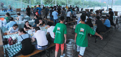 濟南：啤酒節前三天豪飲六噸扎啤 羊肉串、毛豆和花生最受青睞