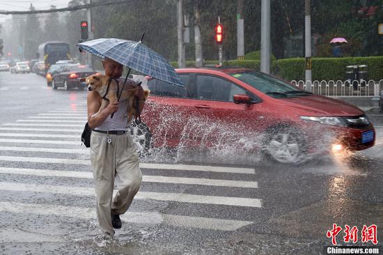 北京今年首次拉響暴雨橙色預警 排水集團出動3000余防汛人員