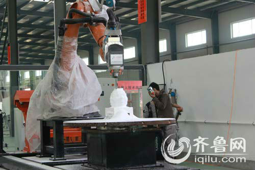 图为一家山东企业厂房内，机器人钻头正在灵活操作。（资料图）