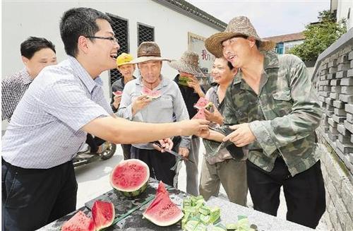 江蘇無錫馬路溫度高達50℃ 馬路上露天孵小雞