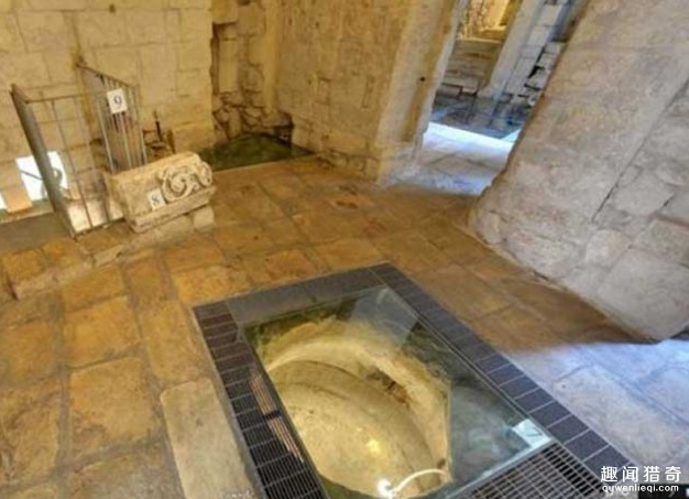 男子挖洞修厕所，竟意外在地下挖出了千年 
古城 
