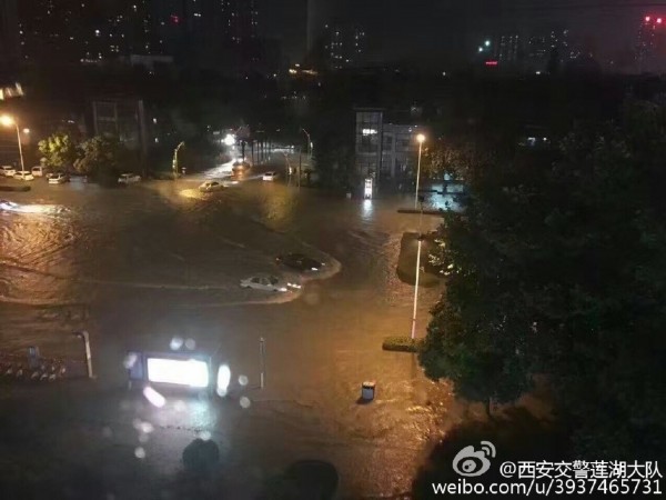 西安暴雨：地鐵站雨水倒灌 汽車趴窩