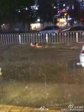 西安暴雨：地鐵站雨水倒灌 汽車趴窩