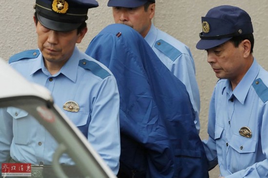 日本闯福利院杀19人嫌犯被捕后露出微笑(组图
